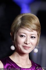 组图：《如父如子》戛纳首映 真木阳子撞色抢眼