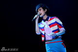 组图：李宇春深圳开唱High翻全场