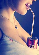 组图：美女示范胸部用法大全 能当枕头能夹啤酒