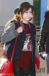 组图：2NE1亮相机场气场足 Crayon Pop可爱范儿