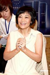 幻灯图：张艾嘉穿小洋装秀肌肤 再接代言高雅现身 