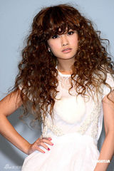 幻灯图集：杨丞琳长卷发似洋娃娃 白蕾丝裙可爱