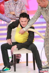 组图：郑伊健陈小春《无敌奖门人》录影玩游戏
