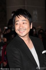 组图：《R100》首映 渡部笃郎潮范十足
