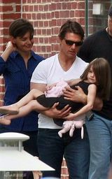 幻灯图集：克鲁斯赶拍新片 老婆带女儿温馨探班