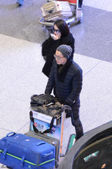 独家：戚薇和男友李承铉回京 黑超遮面气质冷艳