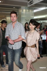 组图：陈匡怡携手黄志玮展现法式浪漫