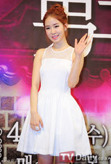 组图：池贤宇刘仁娜亮相《仁显王后的男人》发布会