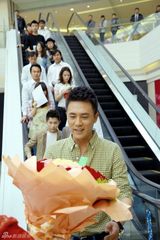 组图：杜淳现身彩妆发布会送粉丝涂鸦T恤