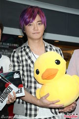 组图：阿沁升格当作家 F.I.R年底出新专辑