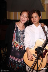 组图：张悬屋顶音乐节嬉皮风造型牵手卢凯彤