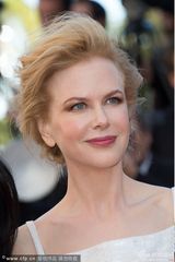 组图：《维纳斯》首映 妮可时尚裙装露背