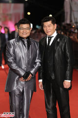 组图：澎恰恰许效舜携助理主持亮相金钟红毯