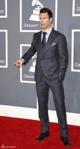 高清图：格莱美红毯亚当-莱文携超模未婚妻亮相