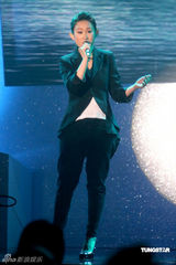 幻灯图：容祖儿露肩礼服帅气 阿Sa(蔡卓妍)颁奖礼上露笑容