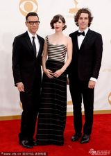 组图：凯瑞-布朗斯汀被两男星护花亮相艾美红毯