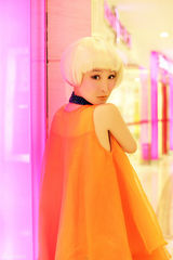 组图：黄杨发布撞色写真 展现俏皮气质