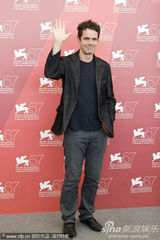 《三》媒体见面会 苏菲-罗艺斯获两男星揽腰护花