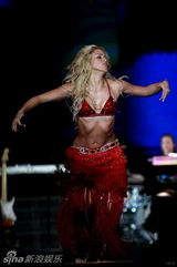 高清组图：夏奇拉跨年热辣压轴 摆胯甩胸性感逼人
