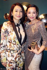 组图：杨梓嫣银裙出席活动 温婉敬妃气场足