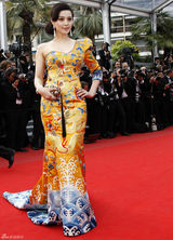 高清图：范冰冰身着龙袍礼服 闪耀戛纳开幕式红毯