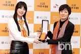 组图：韩团missA秀智戴橙领巾当一日店长