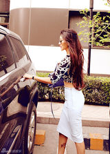 组图：爱戴复古时尚街拍 展蛮腰秀曲线