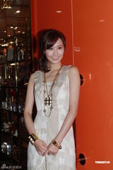 组图：汪诗诗出席新店开幕礼 力挺甄子丹认真专业