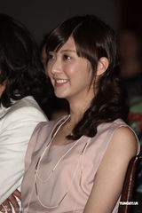 组图：李威林逸欣为新戏宣传 多场吻戏激不出火花