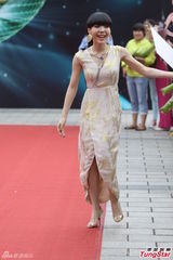 组图：吴莫愁助阵选秀 一改性感扮起小清新