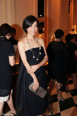 组图：张静初亮相奢侈品盛会 抹胸礼服秀气端庄