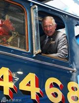 女王看望凯特王妃 传统仪式宣告王室新成员降生