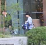 组图：董洁穿着朴素赶飞机 新发型清纯似女学生