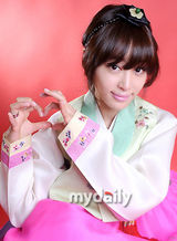 组图：韩星姜艺苑穿韩服拍写真 为粉丝送新年祝福