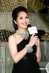 高清：杨千嬅出席活动身材丰腴 老公送浪漫礼物