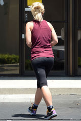 组图：布兰妮紧身运动裤现身街头 美臀紧翘浑圆