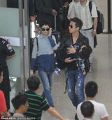 组图：孙俪全家同行 邓超抱熟睡儿子变奶爸