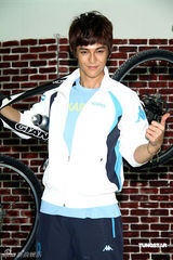 幻灯组图：汪东城代言运动服装 想开画展秀绘画天份