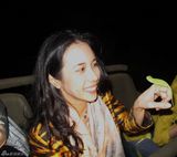 高清图：莫文蔚南非参加音乐节 与野生动物亲密接触