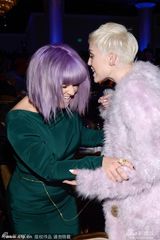 组图：麦莉格莱美派对清新风 收敛性感变俏皮