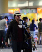 独家：凯奇带妻儿来京拍戏 搂子坐电瓶车显父爱