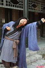 组图：赵毅《蓬莱八仙》演铁拐李逗笑众人