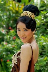 组图：梁镜珂泰国写真曝光 富贵曼妙似公主