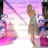 高清图：超模坎蒂丝-斯瓦内普尔抹胸裙甜美亮相