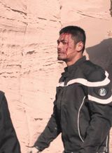 高清组图：《心跳戈壁》拍枪战戏 邵兵不慎受伤流血