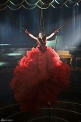 高清图：《东风雨》13日首映 范冰冰巨型血裙曝光