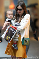 组图：辣妈米兰达风姿绰约 宝贝儿子诠释“天然呆”