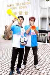 幻灯图：谭咏麟关楚耀结伴工作 回忆幼时踢球趣事 