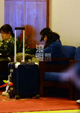 组图：刘诗诗独自潮装离京 蒙面做低头族