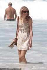 组图：泰勒-斯威夫特海边戏水 神秘男子全程陪伴